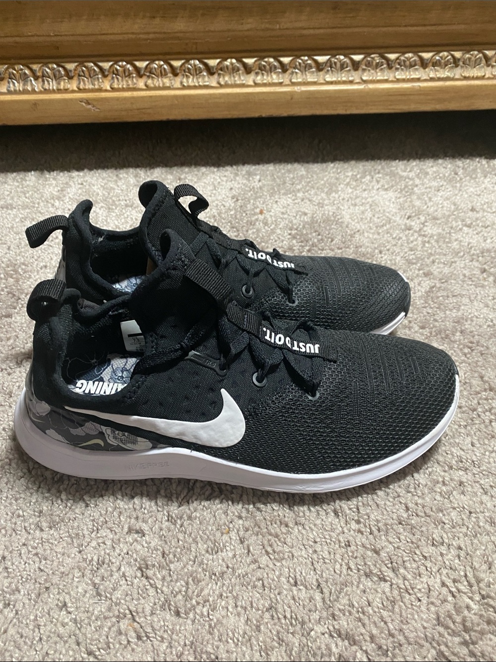 Nike Free Run TR Black and White Swoosh Lightweight Sneakers size 7.5